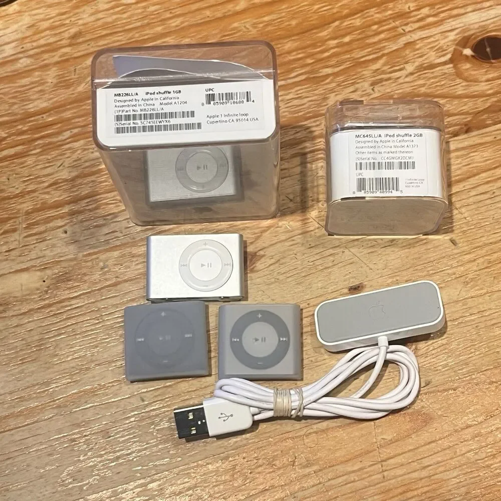 Apple iPod Shuffle Bundle 2nd Gen 1GB/2GB TESTED w/ Boxes Dock Cable Headphones
